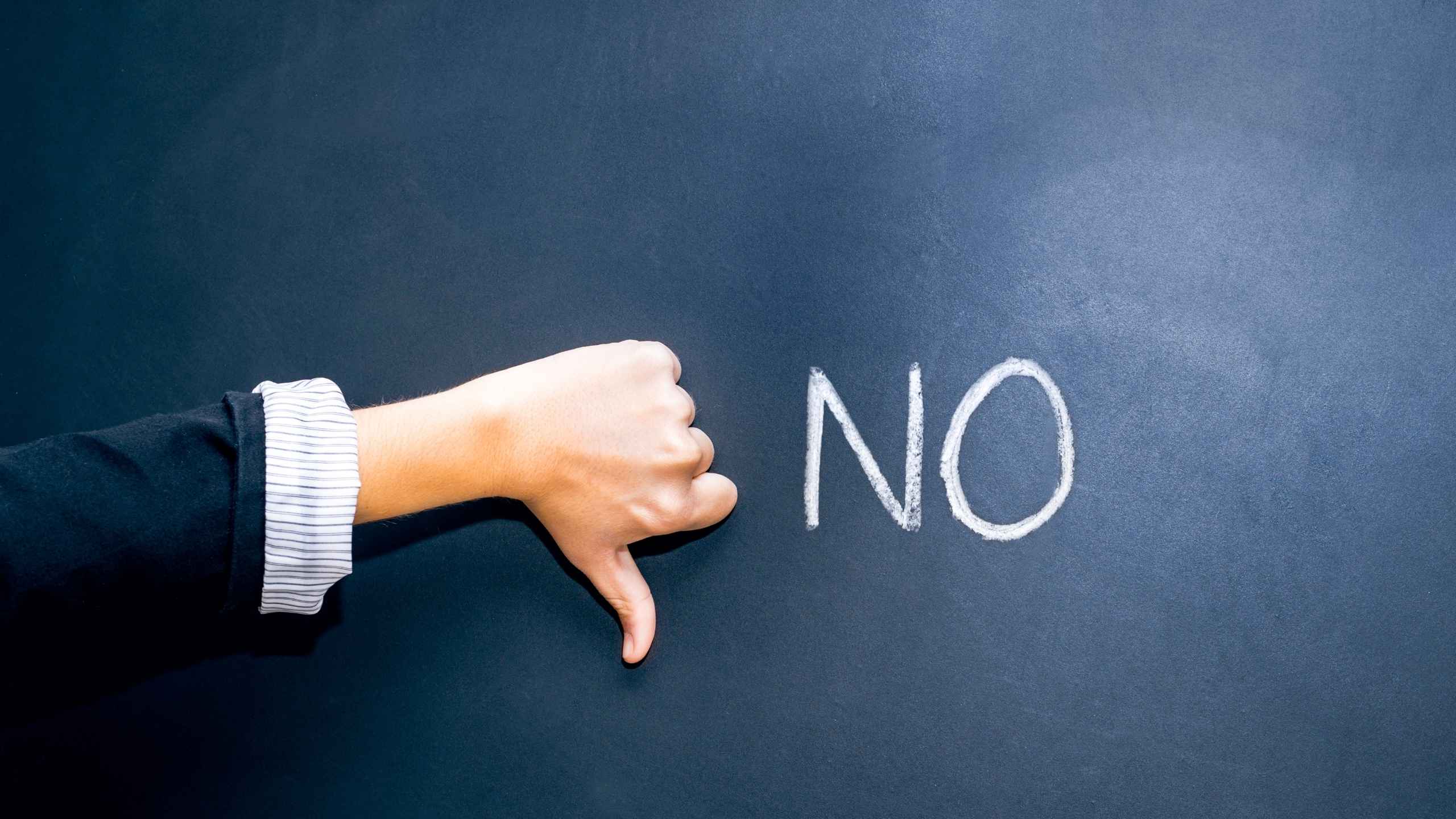 palabra no con mano y pulgar hacia abajo règimen de tributación simple contadora laura barbosa