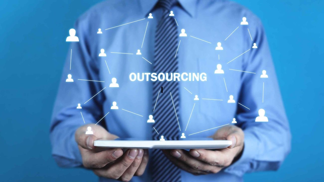 hombre de camisa y corbata azul y en frente una red dibujada de siluetas de personas Outsourcing contable: qué incluye y cuándo contratarlo laura suan contadora